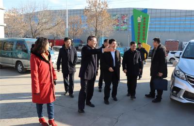 青島市總工會黨組書記、常務副主席潘思曉蒞臨城陽批發市場職工之家開展“送溫暖”走訪慰問活動